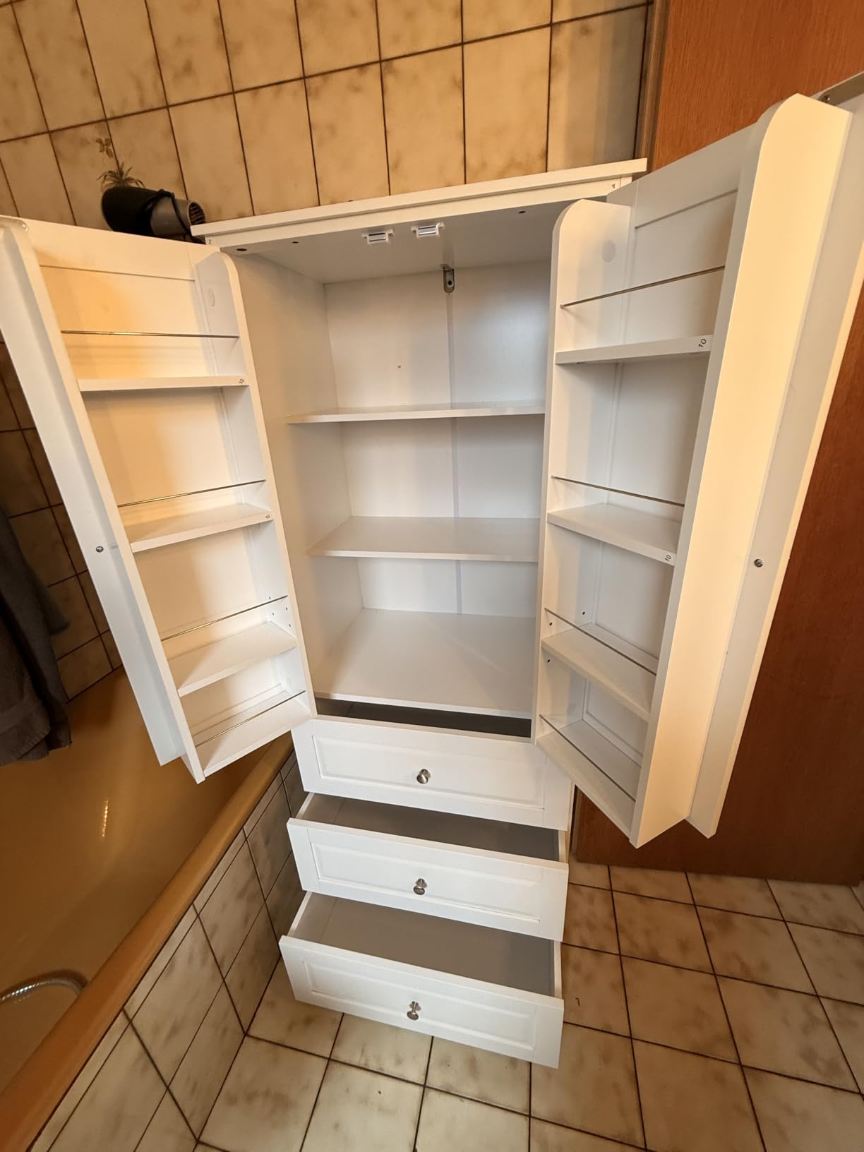Praktischer Schrank